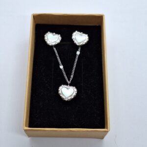 Conjunto de pendientes y collar corazón nácar